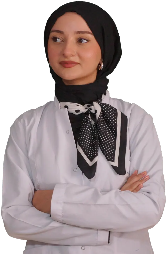 Diyetisyen Yaren Zorlu, beyaz önlüğüyle kollarını kavuşturmuş